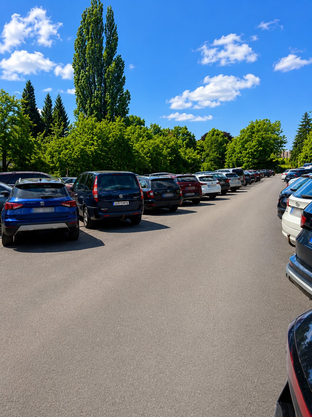 Zaparkované vozy na parkovišti u letiště Praha